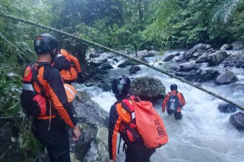 Tim SAR mencari wisatawan hanyut di Air Terjun Lombok Barat