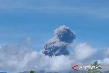 Gunung Dukono Maluku Utara erupsi Senin, lontarkan abu 1.000 meter