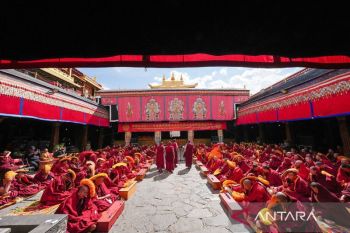 13 biksu di China terima gelar setara doktor dalam Buddhisme Tibet