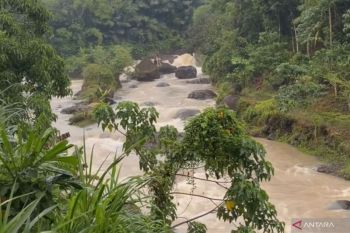 Polisi bantu Basarnas cari korban banjir bandang di Sungai Tibo Ijo