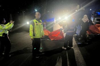 Dua pengendara motor tewas usai tabrak truk tronton di Bandung