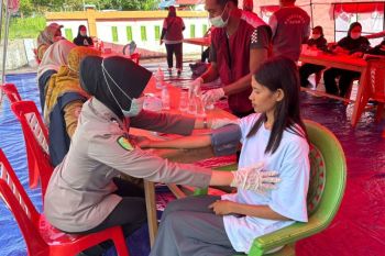 Polri layani kesehatan warga pengungsi di Desa Sidenbopo Malut