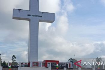 Menyaksikan Kota Wamena dari ketinggian tugu salib