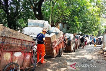 Pemkot Jaktim fasilitasi kantong sampah terpisah di permukiman