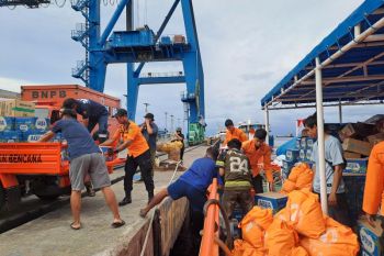 Kapal Pandudewanata droping logistik bantuan ke Batang Dua