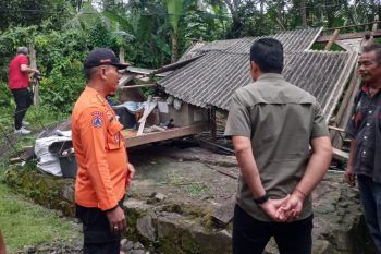 Pemkab Jembrana bantu perbaikan rumah korban bencana