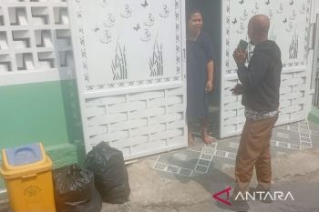 Dinas LH Kota Bekasi angkut sampah menumpuk selama sebulan di perumahan Kaliabang