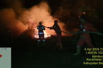 Api karhutla dekati pemukiman warga di Bengkalis, Manggala Agni menghalau malam hari