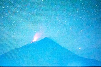 Pos PGA: Gunung Karangetang di Siau semburkan lava pijar