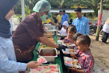 MBG prasmanan SPPG Firdaus I disambut antusias siswa SDN 107967 Pelintahan