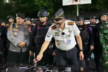 Lapas Kelas IIA Karawang musnahkan puluhan ponsel hasil razia