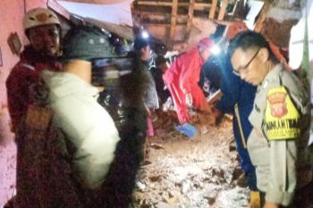 Longsor Terjang 2 Rumah di Mekar Rahayu Sumedang, Satu Orang Masih Tertimbun