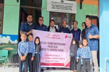 Komitmen membangun daerah, PT Indotruba Tengah serahkan bantuan melalui program CSR