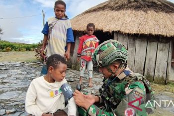 Satgas Yonif 136 layani pengobatan keliling di Distrik Puncak Senyum Papua Tengah