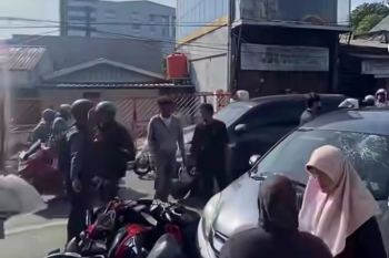 Mobil diamuk massa di Kembangan Jakbar usai tabrak sejumlah motor