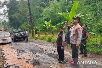 Warga Pagelaran Cianjur Digegerkan Mayat Tergantung di Pohon