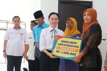 Pemkot Batam serahkan bansos untuk lansia