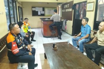 Petugas KAI Madiun selamatkan warga hendak bunuh diri di rel kereta