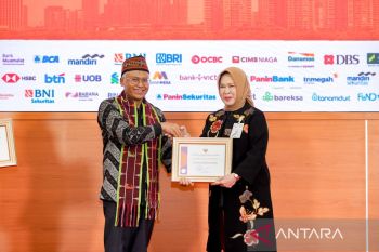 Perkuat kepemimpinan di industri keuangan dan pasar modal syariah, BSI borong tiga penghargaan mitra SBSN terbaik 2025