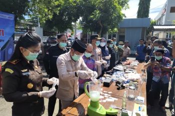 Kejari Dompu musnahkan sabu 67,11 gram, 965 butir tramadol dan ratusan senjata tajam