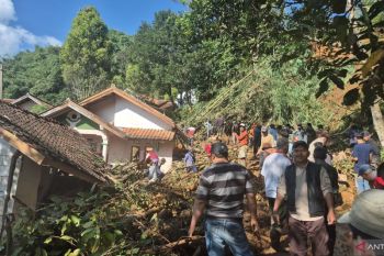 Tim SAR lanjutkan pencarian korban longsor di Mekar Rahayu Sumedang