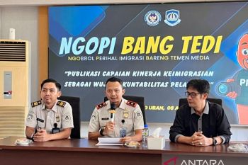 Imigrasi Tanjunguban perpanjang izin tinggal kunjungan 10 WNA