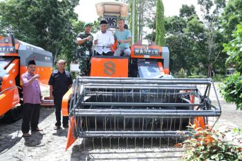 Dua unit mesin panen padi modern dari Kementan RI tiba di Siak