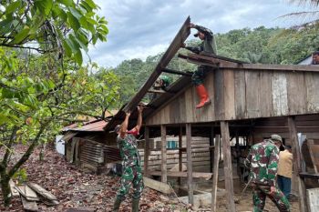 TNI bantu bongkar rumah warga tertimbun longsoran di Gayo Lues