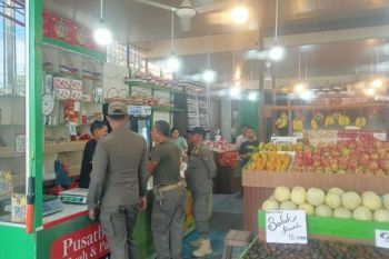 Pol PP Pontianak sanksi pemilik toko buah karena lalai buang sampah