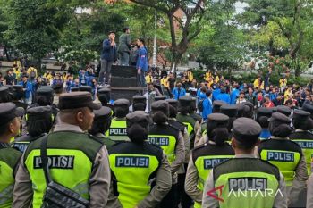 Kepolisian kawal aksi mahasiswa Semarang di depan DPRD Jateng