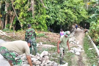 TNI-warga bersinergi bangun jembatan perintis di Talaud