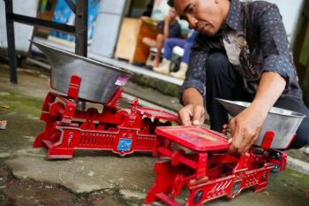 Disdag Kota Madiun tera ulang timbangan pedagang di Pasar Sleko