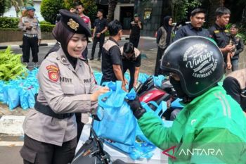 Jumat Peduli, Polda Metro Jaya bagikan sembako ke ojol dan buruh
