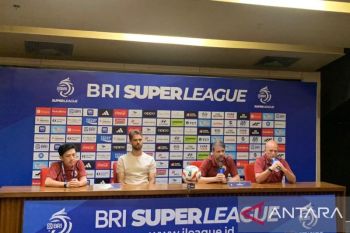 Mauricio Souza bela penampilan Shayne Pattynama