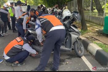 Petugas gabungan tertibkan parkir liar di Puri Kembangan Jakbar