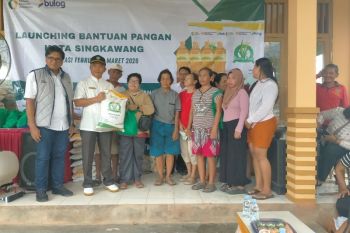 Bulog salurkan bantuan pangan 1.015 KPM di Singkawang