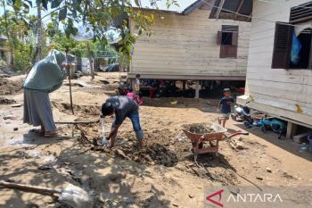 BPBD: Warga Pidie Jaya kembali bersihkan rumah pasca banjir berulang