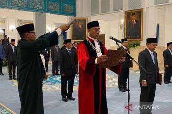 Prabowo saksikan pengucapan sumpah Liliek Prisbawono sebagai Hakim MK