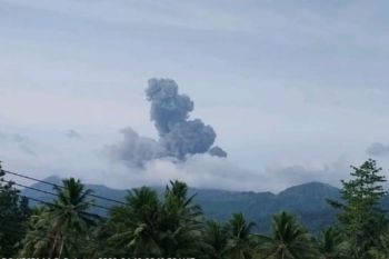 Gunung Dukono di Halmahera Utara kembali erupsi Jumat pagi