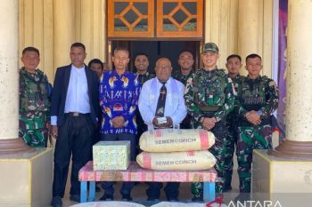 Satgas Yonif 136 salurkan Alkitab ke Gereja Bethel Mulia Puncak Jaya