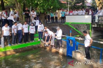 Pemkab Kudus tebar benih ikan di saluran sekunder untuk kampanye kebersihan sungai