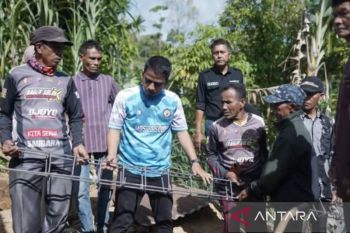 Pemkot Solok serahkan bantuan ke warga terdampak bencana banjir