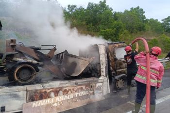 Mobil towing pengangkut alat berat hangus terbakar di Tol Bakter