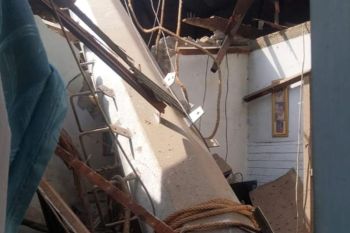 Tiang provider roboh timpa dua rumah kontrakan di Kembangan Jakbar