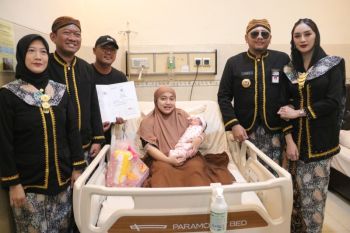 Dedy Yon serahkan dokumen kependudukan anak yang lahir tepat HUT ke-446 Kota Tegal