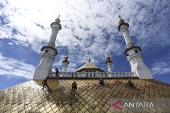 Aksi Spiderman di kubah Masjid Agung Tasikmalaya: Relawan TCC bertaruh nyali demi kebersihan