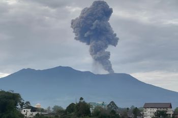 Gunung Marapi semburkan abu vulkanik setinggi 500 meter arah tenggara