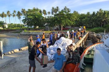 Pemprov Malut salurkan bantuan dari Wapres untuk korban gempa Ternate di Batang Dua