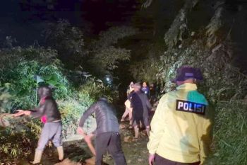 4 titik longsor menutup jalan Banjarwangi-Singajaya Garut selatan