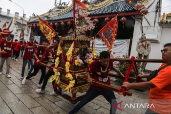 Kirab budaya peringatan HUT Ke-160 Kelenteng Ling Hok Bio